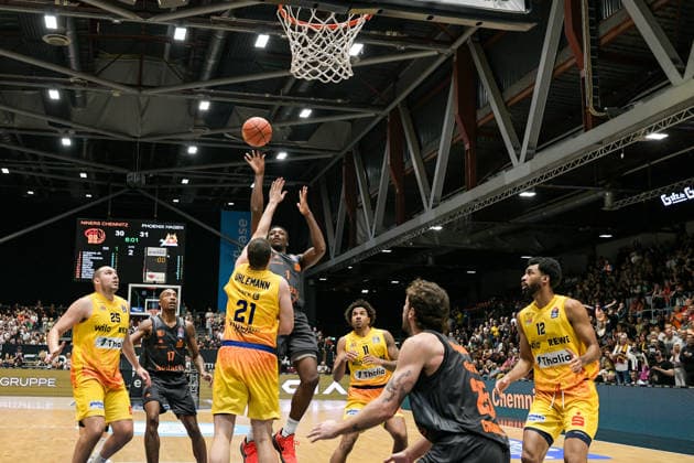 easyCredit Basketball Bundesliga, Matchday 3, Niners Chemnitz vs. Phoenix Hagen, September 27, 2026, starting at 4:30 p.m., Chemnitz, Chemnitz Arena. In Photo 01: Marcus Graves, 21 Tim Uhlemann easyCredit Basketball Bundesliga, Matchday 3, Niners Chemnitz vs. Phoenix Hagen, Chemnitz, Saxony, Germany Copyright: xEHLxMedia MichelxKöhlerx 20262709-Niners-Chemnitz-Phoenix-Hagen_081