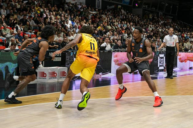 easyCredit Basketball Bundesliga, Matchday 3, Niners Chemnitz vs. Phoenix Hagen, September 27, 2026, starting at 4:30 p.m., Chemnitz, Chemnitz Arena. Pictured: 11 Marvin Omuvwie, 01 Phlandrous Fleming Jr. easyCredit Basketball Bundesliga, Matchday 3, Niners Chemnitz vs. Phoenix Hagen, Chemnitz, Saxony, Germany Copyright: xEHLxMedia MichelxKöhlerx 20262709-Niners-Chemnitz-Phoenix-Hagen_085