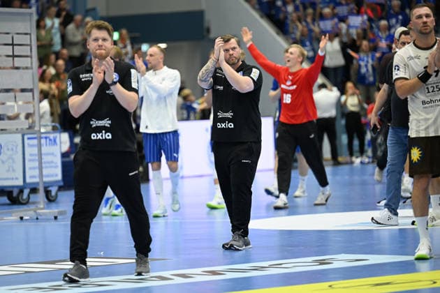 September 27, 2026, GER, Handball, Men s, Opel HBL, 2026–2027 Season, Matchday 6, VfL Gummersbach vs. Bergischer HC; the BHC lost; the players thank the fans and sadly leave the court; Arnor Þór Gunnarsson, Head Coach of BHC, Markus Pütz (Puetz), Assistant Coach, BHC; Note: DFB and DFL regulations prohibit any use of photographs as image sequences and or quasi-video. Gummersbach, SCHWALBE Arena, NRW, Germany Copyright: xNordphoto Meuterx