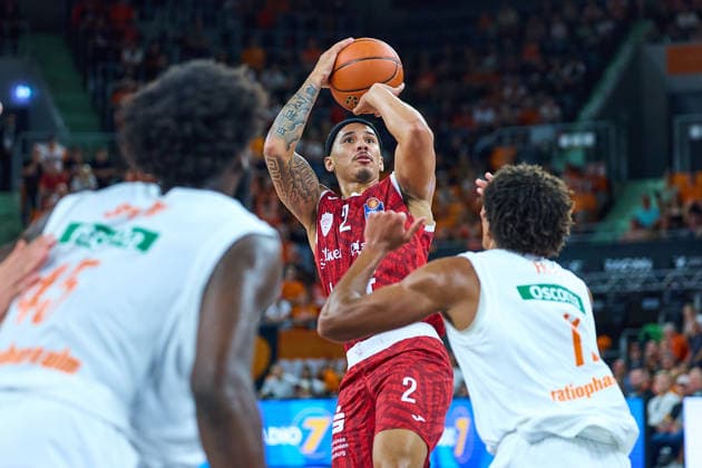 Simisola Shittu, Ratiopharm Ulm, 45; Max Jones, Würzburg Baskets, 02, shooting a basket; Meissa Faye, Ratiopharm Ulm, 11 GER; Ratiopharm Ulm vs. Würzburg Baskets, basketball, 1st Bundesliga, Matchday 3, 2026–2027 season, September 27, 2026 GER, Ratiopharm Ulm vs. Würzburg Baskets, Basketball, 1st Bundesliga, Matchday 3, 2026–2027 season, September 27, 2026, Neu Ulm Copyright: xEibner-Pressefoto GeraldxOelze-dexStoppanyx EP_ODS