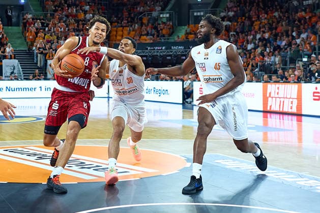Brandon Tischler, Würzburg Baskets, 08, Jaylen Sims, ratiopharm Ulm, 30, Simisola Shittu, ratiopharm Ulm, 45 GER, ratiopharm Ulm vs. Würzburg Baskets, Basketball, 1st Bundesliga, Matchday 3, 2026–2027 Season, September 27, 2026 GER, Ratiopharm Ulm vs. Würzburg Baskets, Basketball, 1st Bundesliga, Matchday 3, 2026–2027 season, September 27, 2026 Neu Ulm Copyright: xEibner-Pressefoto GeraldxOelze-dexStoppanyx EP_ODS