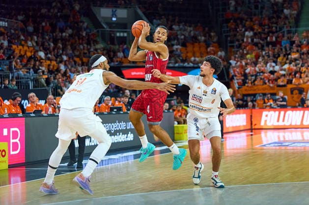 Armel Traore, ratiopharm Ulm, 07, Sam Griffin, Würzburg Baskets, 04, Adam Atamna, ratiopharm Ulm, 00 GER, ratiopharm Ulm vs. Würzburg Baskets, Basketball, 1st Bundesliga, Matchday 3, 2026–2027 Season, September 27, 2026 GER, Ratiopharm Ulm vs. Würzburg Baskets, Basketball, 1st Bundesliga, Matchday 3, 2026–2027 Season, September 27, 2026 Neu Ulm Copyright: xEibner-Pressefoto GeraldxOelze-dexStoppanyx EP_ODS