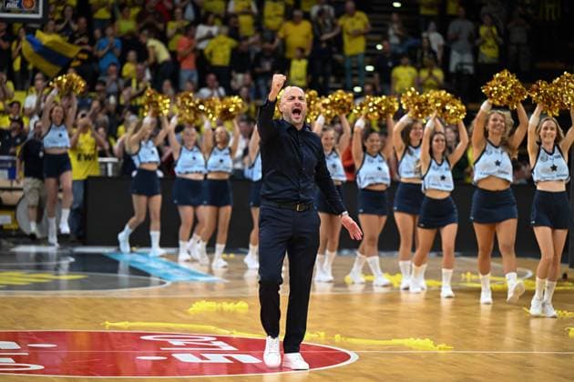 September 27, 2026, GER, Basketball, Bundesliga Matchday 3, 2026–2027 Season, Oldenburg, EWE Arena, EWE Baskets Oldenburg vs. Veolia Towers Hamburg—after the win, Milenko BOGICEVIC, head coach of EWE Baskets Oldenburg, has to give it his all. Head Coach Oldenburg, EWE Arena, Lower Saxony, Germany Copyright: xnordphotoxGmbHx xRojahnx