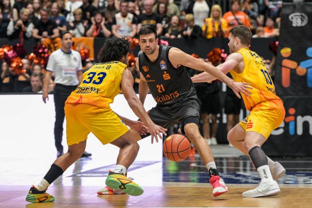 easyCredit Basketball Bundesliga, Matchday 3, Niners Chemnitz vs. Phoenix Hagen, September 27, 2026, starting at 4:30 p.m., Chemnitz, Chemnitz Arena. Pictured: No. 33 Trenton Gibson, No. 21 Mateo Seric, No. 10 Fabian Bleck easyCredit Basketball Bundesliga, Matchday 3, Niners Chemnitz vs. Phoenix Hagen, Chemnitz, Saxony, Germany Copyright: xEHLxMedia MichelxKöhlerx 20262709-Niners-Chemnitz-Phoenix-Hagen_114