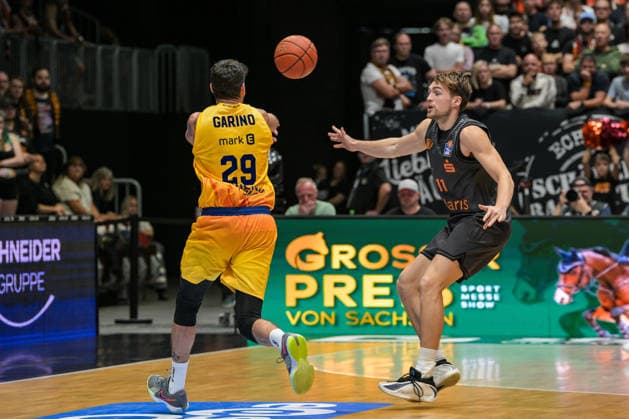 easyCredit Basketball Bundesliga, Matchday 3, Niners Chemnitz vs. Phoenix Hagen, September 27,2026, starting at 4:30 p.m., Chemnitz, Chemnitz Arena. Pictured: No. 29 Patricio Garino, No. 11 Elias Rödl. easyCredit Basketball Bundesliga, Matchday 3, Niners Chemnitz vs. Phoenix Hagen, Chemnitz, Saxony, Germany Copyright: xEHLxMedia MichelxKöhlerx 20262709-Niners-Chemnitz-Phoenix-Hagen_121
