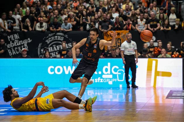 easyCredit Basketball Bundesliga, Matchday 3, Niners Chemnitz vs. Phoenix Hagen, September 27, 2026, starting at 4:30 p.m., Chemnitz, Chemnitz Arena. Pictured: No. 33 Trenton Gibson, 21 Mateo Seric easyCredit Basketball Bundesliga, Matchday 3, Niners Chemnitz vs. Phoenix Hagen, Chemnitz, Saxony, Germany Copyright: xEHLxMedia MichelxKöhlerx 20262709-Niners-Chemnitz-Phoenix-Hagen_128