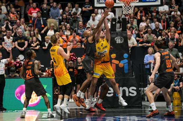 easyCredit Basketball Bundesliga, Matchday 3, Niners Chemnitz vs. Phoenix Hagen, September 27,2026, starting at 4:30 p.m., Chemnitz, Chemnitz Arena. Pictured: No. 04 Bjarne Kraushaar, No. 17 Darion Atkins, No. 02 CJ Anderson. easyCredit Basketball Bundesliga, Matchday 3, Niners Chemnitz vs. Phoenix Hagen, Chemnitz, Saxony, Germany Copyright: xEHLxMedia MichelxKöhlerx 20262709-Niners-Chemnitz-Phoenix-Hagen_129