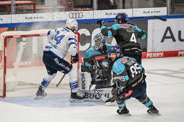 Penny DEL 26 27 Penny DEL Ingolstadt vs. Adler Mannheim Ingolstadt, September 27, 2026 Mannheim fails to capitalize on the power play Tom Kühnhackl, Adler Mannheim, 34, in front of the net of Devin Williams, ERC Ingolstadt, 31 Austen Keating (ERC Ingolstadt), 89, and Morgan Ellis (ERC Ingolstadt), 4, put up a fight Ingolstadt, September 27, 2026 Penny DEL, Matchday 4: ERC Ingolstadt vs. Adler Mannheim at SATURN Arena, Ingolstadt Copyright: xBEAUTIFULxSPORTS Märklx