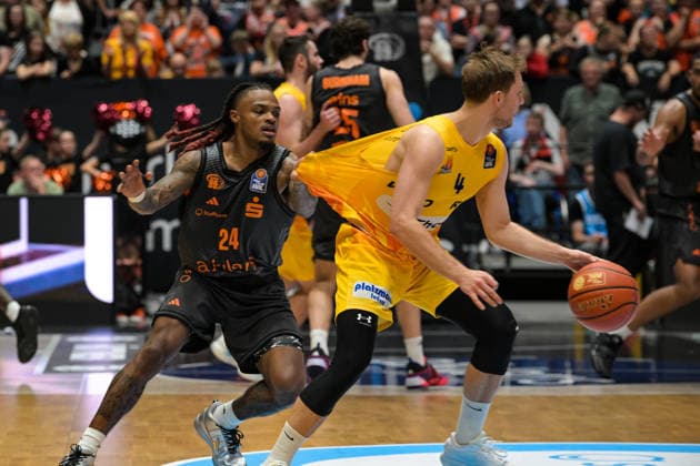 easyCredit Basketball Bundesliga, Matchday 3, Niners Chemnitz vs. Phoenix Hagen, September 27, 2026, starting at 4:30 p.m., Chemnitz, Chemnitz Arena. Pictured: No. 24 Cobe Williams, 04 Bjarne Kraushaar easyCredit Basketball Bundesliga, Matchday 3, Niners Chemnitz vs. Phoenix Hagen, Chemnitz, Saxony, Germany Copyright: xEHLxMedia MichelxKöhlerx 20262709-Niners-Chemnitz-Phoenix-Hagen_132