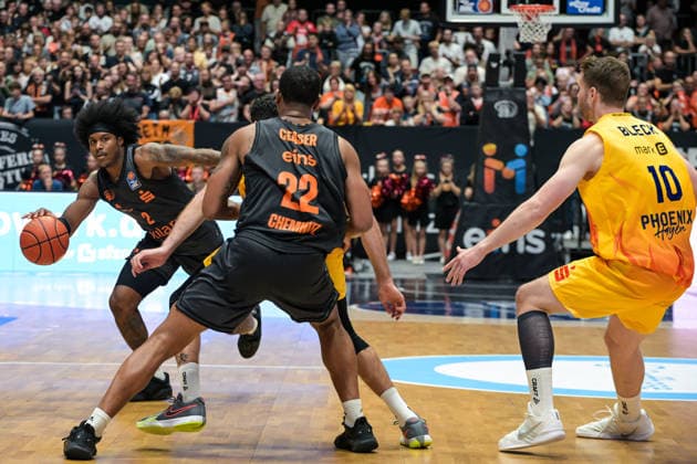 easyCredit Basketball Bundesliga, Matchday 3, Niners Chemnitz vs. Phoenix Hagen, September 27,2026, starting at 4:30 p.m., Chemnitz, Chemnitz Arena. In photo 02: Stefan Smith, 22 Nighaeal Ceaser, 10 Fabian Bleck. easyCredit Basketball Bundesliga, Matchday 3, Niners Chemnitz vs. Phoenix Hagen, Chemnitz, Saxony, Germany Copyright: xEHLxMedia MichelxKöhlerx 20262709-Niners-Chemnitz-Phoenix-Hagen_151