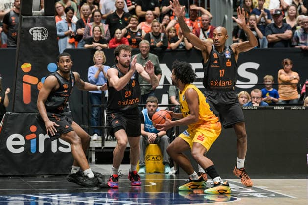 easyCredit Basketball Bundesliga, Matchday 3, Niners Chemnitz vs. Phoenix Hagen, September 27,2026, starting at 4:30 p.m., Chemnitz, Chemnitz Arena. In Photo 01: Phlandrous Fleming Jr., 25 Ben Burnham, 33 Trenton Gibson, 17 Darion Atkins. easyCredit Basketball Bundesliga, Matchday 3, Niners Chemnitz vs. Phoenix Hagen, Chemnitz, Saxony, Germany Copyright: xEHLxMedia MichelxKöhlerx 20262709-Niners-Chemnitz-Phoenix-Hagen_155