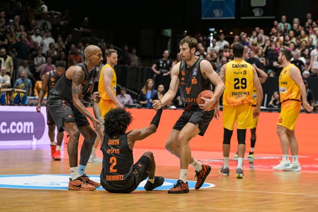 easyCredit Basketball Bundesliga, Matchday 3, Niners Chemnitz vs. Phoenix Hagen, September 27, 2026, starting at 4:30 p.m., Chemnitz, Chemnitz Arena. Pictured: No. 17 Darion Atkins, 02 Stefan Smith, 90 Jannis von Seckendorf easyCredit Basketball Bundesliga, Matchday 3, Niners Chemnitz vs. Phoenix Hagen, Chemnitz, Saxony, Germany Copyright: xEHLxMedia MichelxKöhlerx 20262709-Niners-Chemnitz-Phoenix-Hagen_158