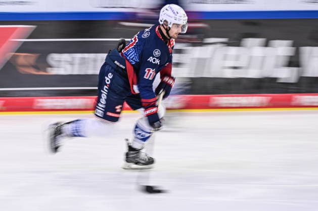Penny DEL 26 27 Penny DEL Ingolstadt vs. Adler Mannheim Ingolstadt, September 27, 2026: Close-up of Kristian Reichel, Adler Mannheim; 11 with motion, Ingolstadt, September 27, 2026: Penny DEL, Game Day 4, ERC Ingolstadt vs. Adler Mannheim, SATURN Arena, Ingolstadt Copyright: xBEAUTIFULxSPORTS Märklx