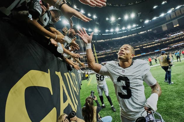 September 27, 2026, New Orleans, Louisiana, U.S: September 27, 2026 New Orleans, Louisiana, USA: Las Vegas Raiders cornerback Taron Johnson greats fans after his regular season game against the New Orleans Saints on September 27, 2026 . The Raiders beat the Saints 35-27 at an NFL, American Football Herren, USA regular season game. NFL 2026 Raiders At Saints - ZUMAa14_ 20260927_zaf_a14_019 Copyright: xDanxAndersonx