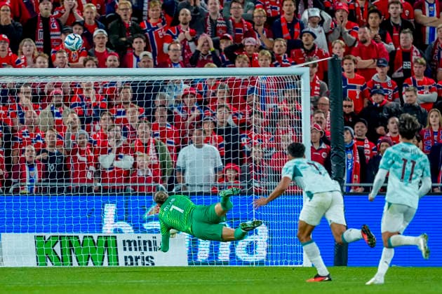 Soccer, Nations League: Norway vs. Portugal 1–2, Nations League Oslo 20260927 Portugal’s Gonçalo Ramos scores the 2–1 goal past Norway’s goalkeeper Orjan Haskjold Nyland during the international soccer match between Norway and Portugal in the Nations League. Photo: Lise Aserud, NTB, Oslo, Norway. EDITORIAL USE ONLY. RESTRICTED USE FOR BETTING COMPANIES Copyright: xLisexAserudx xNTBx