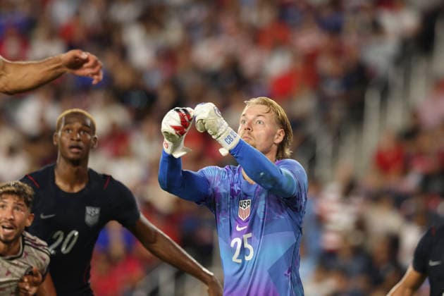 September 29, 2026, St. Louis, Missouri, USA: ST. LOUIS, MO - SEPTEMBER 29: CHRIS BRADY of the USA MEN S national team, Nationalteam waits to punch away an incoming corner kick during an International Friendly, Länderspiel, Nationalmannschaft against Chile at Energizer Park in St. Louis, Missouri, on September 29, 2026. St. Louis USA - ZUMAn332 20260929_zsp_n332_027 Copyright: xTaylorxNickersonx