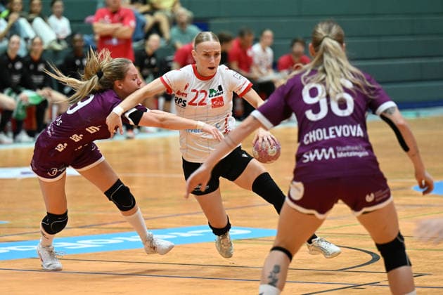 September 30, 2026, GER, Handball, Women, DHB Cup, 2026–2027 Season, Matchday 2, HSV Solingen Gräfrath 76 vs. TuS Metzingen Maira Völker Voelker HSV Solingen Gräfrath 22, in a one-on-one battle against Johanna Farkas TuS Metzingen 19, Solingen Klingenhalle, North Rhine-Westphalia, Germany Copyright: xNordphoto Meuterx