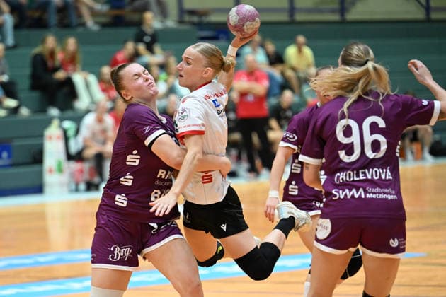 September 30, 2026, GER, Handball, Women, DHB Cup, 2026–2027 Season, Matchday 2, HSV Solingen Gräfrath 76 vs. TuS Metzingen, Maira Völker (Voelker) of HSV Solingen Gräfrath 22, in a one-on-one battle against Ida Petzold of TuS Metzingen 8, Solingen Klingenhalle, NRW, Germany Copyright: xNordphoto Meuterx