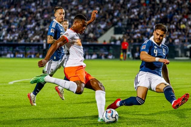 THESSALONIKI - Denzel Dumfries of the Netherlands passes the ball under pressure from Ntinos Mavropanos of Greece during the UEFA Nations League match between Greece and the Netherlands at the Toumba Stadium on 1 October 2026 in Thessaloniki, Greece. MARCEL TER BALS ANP UEFA Nations League 2026 27 xVIxANPxSportx xMarcelxterxBalsxIVx 571097445 originalFilename: 571097445