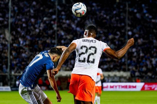 THESSALONIKI - Denzel Dumfries of the Netherlands heads the ball with Manolis Saliakas of Greece during the UEFA Nations League match between Greece and the Netherlands at the Toumba Stadium on 1 October 2026 in Thessaloniki, Greece. MARCEL TER BALS ANP UEFA Nations League 2026 27 xVIxANPxSportx xMarcelxterxBalsxIVx 571101607 originalFilename: 571101607