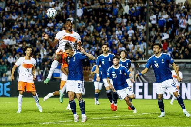 THESSALONIKI - Denzel Dumfries of the Netherlands, Kostas Tsimikas of Greece (lr) during the UEFA Nations League match between Greece and the Netherlands at Toumba Stadium on 1 October 2026 in Greece. KOEN VAN WEEL ANP xVIxANPxSportx xxANPxIVx 571102975 originalFilename: 571102975