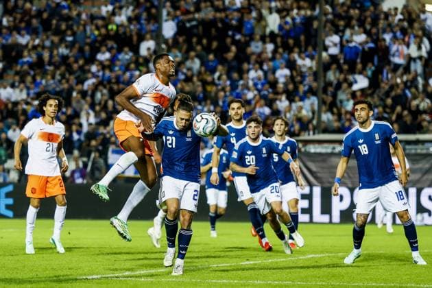 THESSALONIKI - Denzel Dumfries of the Netherlands, Kostas Tsimikas of Greece (lr) during the UEFA Nations League match between Greece and the Netherlands at Toumba Stadium on 1 October 2026 in Greece. KOEN VAN WEEL ANP xVIxANPxSportx xxANPxIVx 571103122 originalFilename: 571103122