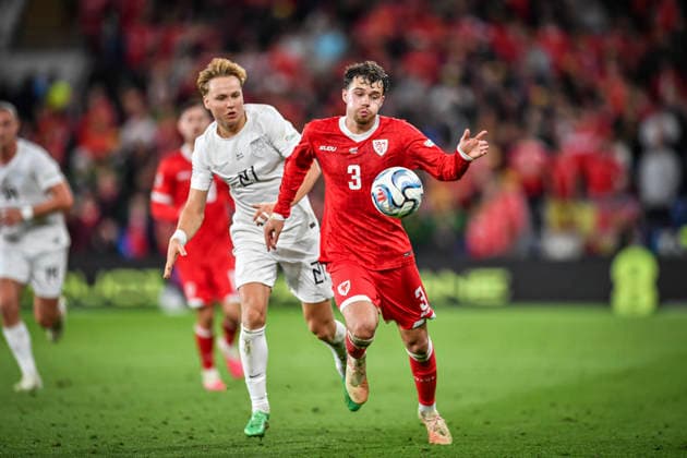 RECORD DATE NOT STATED 1st October 2026; Cardiff City Stadium, Cardiff, Wales; UEFA Nations League Football, Wales versus Norway; Neco Williams of Wales runs with the ball past Andreas Schjelderup of Norway GodfreyxPitt