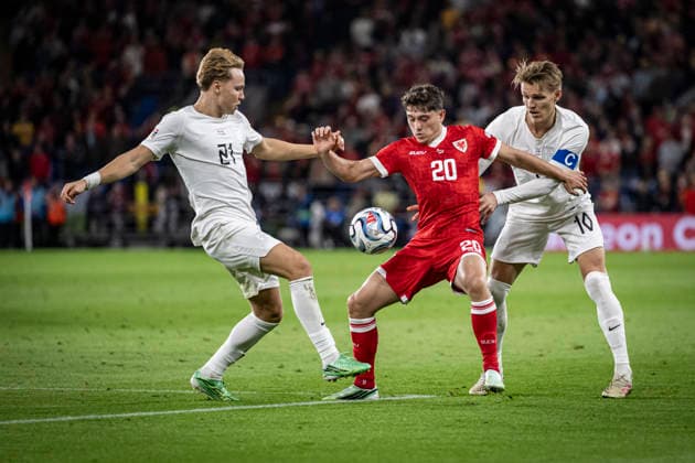 RECORD DATE NOT STATED 1st October 2026; Cardiff City Stadium, Cardiff, Wales; UEFA Nations League Football, Wales versus Norway; Daniel James of Wales competes with Andreas Schjelderup and Martin Odegaard of Norway for the ball GodfreyxPitt