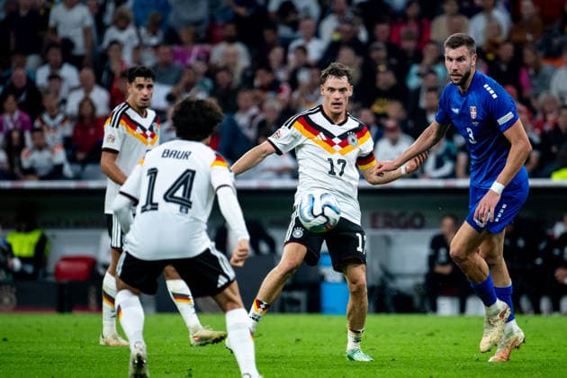 October 1, 2026, GER, Soccer, Men s, UEFA Nations League International Match, League A, Matchday 3, Germany vs. Serbia: Florian Wirtz (Germany), No. 17, in possession of the ball in a tackle with Strahinja Pavlovic (Serbia), No. 3; in front of him is Mika Baur (Germany), No. 14; Munich, Allianz Arena, Bavaria, Germany Copyright: xNordphoto Memmlerx