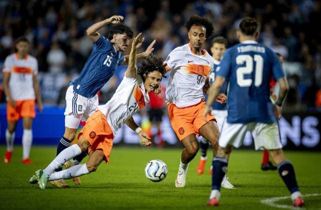 THESSALONIKI - Thanasis Androutsos of Greece, Gjivai Zechiël of the Netherlands (lr) during the UEFA Nations League match between Greece and the Netherlands at Toumba Stadium on 1 October 2026 in Greece. KOEN VAN WEEL ANP xVIxANPxSportx xxANPxIVx 571123669 originalFilename: 571123669
