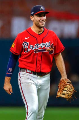 Atlanta Braves first baseman Matt Olson (28) smiles after defeating the Philadelphia Phillies in game three of the MLB, Baseball Herren, USA National League Wild Card round at Truist Park in Atlanta, Georgia on Thursday, October 1, 2026. ATL20261001339a MIKExZARRILLI