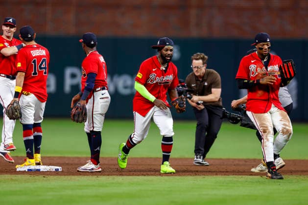 Atlanta Braves center fielder Michael Harris II (23) and members of the team celebrate after defeating the Philadelphia Phillies in game three of the MLB, Baseball Herren, USA National League Wild Card round at Truist Park in Atlanta, Georgia on Thursday, October 1, 2026. ATL20261001340 MIKExZARRILLI