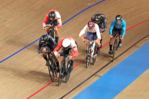 (261002) -- IZU, Oct. 2, 2026 -- Li Zhiwei (front) of China competes during the men s Keirin final of cycling track at the 20th Asian Games Aichi-Nagoya 2026 in Izu of Shizuoka Prefecture, Japan, Oct. 2, 2026. ) (SP)JAPAN-IZU-CYCLING TRACK-ASIAN GAMES-MEN S KEIRIN ZhouxMi