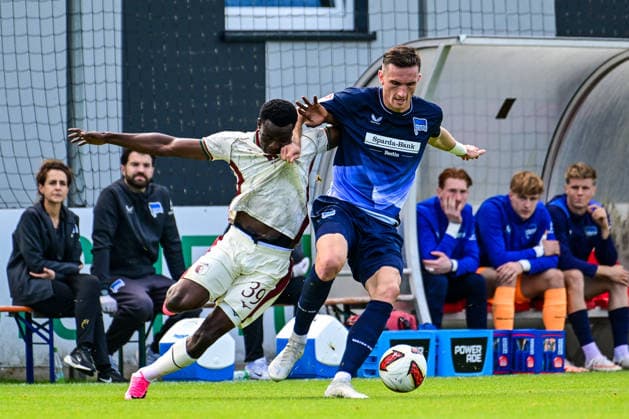 October 2, 2026, GER, Soccer, Men s, FSP, FC Augsburg vs. Hertha BSC Berlin: a fierce battle, Uchenna 0gundu (FC Augsburg), 39, Niklas Kolbe (Hertha BSC), 27, Paul Renz (Augsburg), Bayern Academy, Germany Copyright: xNordphotox xHafnerx