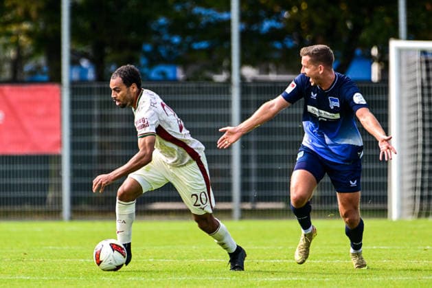 October 2, 2026, GER, Soccer, Men s, FSP, FC Augsburg vs. Hertha BSC Berlin Alexis Claude Maurice (FC Augsburg, 20) and Paul Seguin (Hertha BSC, 30) protest a foul called against Augsburg. Paul Renz, Bayern Academy, Germany Copyright: xNordphotox xHafnerx