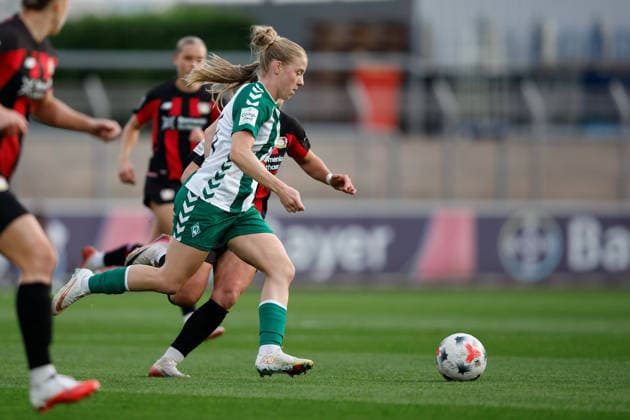 Soccer I Women s I 2026–2027 Season I Bundesliga I Bayer 04 Leverkusen vs. Werder Bremen I October 2, 2026 Elena Dhont 31, Werder Bremen in possession and dribbling at the Ulrich Haberland Stadium in North Rhine-Westphalia, Germany Copyright: xLobeca CedricxSiefkerx