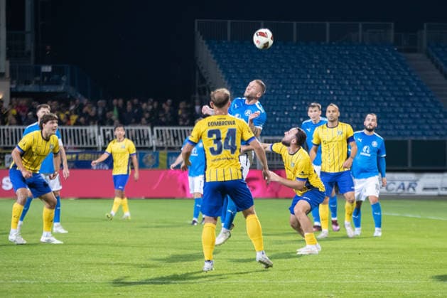 Soccer: Saxony Cup, 1 FC Lok Leipzig vs. SV Liebertwolkwitz, October 2, 2026, Sebastian De Schultz 19, SV Liebertwolkwitz heads the ball past Artur Mergel 31, Lok Leipzig in possession Soccer, Wernesgrüner Saxony Cup 2026–2027, Round 3: 1 FC Lok Leipzig vs. SV Liebertwolkwitz on October 2, 2026, at Bruno Plache Stadium, Leipzig Copyright: xBEAUTIFULxSPORTS JanxKaeferx