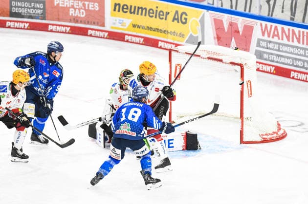 Tyler Madden of the Straubing Tigers misses a chance against Kristers Gudlevskis of the Bremerhaven Penguins, Men s Ice Hockey, German Ice Hockey League, Penny DEL, Matchday 5, 2026–2027 season on October 2, 2026, at the Eisstadion am Pulverturm, Straubing Tigers (blue) vs. Pinguins Bremerhaven (white)