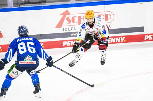 Straubing Tigers vs. Pinguins Bremerhaven, Ice Hockey, German Ice Hockey League, Penny DEL, Matchday 5, 2026–2027 Season, October 2, 2026: Skyler McKenzie of the Straubing Tigers watches C. J. Smith of the Pinguins Bremerhaven, Men’s Ice Hockey, German Ice Hockey League, Penny DEL, Matchday 5, 2026–2027 Season on October 2, 2026, at the Eisstadion am Pulverturm, Straubing Tigers (blue) vs. Pinguins Bremerhaven (white)