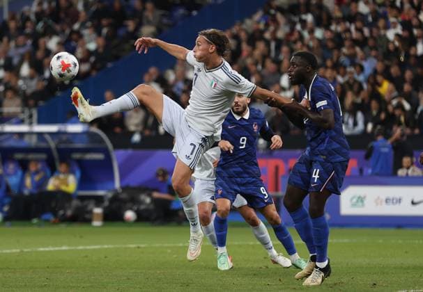 UEFA Nations League - France v Italy PARIS, FRANCE, OCTOBER 02: Pio Esposito of Italy national team, Nationalteam battles for the ball with Dayot Upamecano of France National Team during The UEFA Nations League Group Stage match in Group A1 between France v Italy at Stade de France Stadium, Paris France, on October 02. (Photo by Daniel Weir) Paris Stade de France FRANCE Copyright: xDanielxWeir SportsxPressxPhotox Sportspressphoto_SPR243939