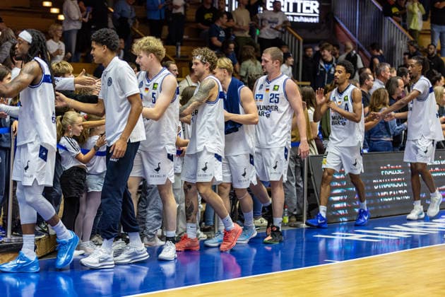 The team thanks its fans after the game: Courtney Alexander, HAKRO Merlins Crailsheim; 02 Nico Hoellerl, HAKRO Merlins Crailsheim; 05 Booker Coplin, HAKRO Merlins Crailsheim; 06 Lucas Mayer, HAKRO Merlins Crailsheim; 08 Marko Dordevic, HAKRO Merlins Crailsheim; 25 Matheo Hermann, HAKRO Merlins Crailsheim; 04 Peyton Kennedy Gerald HAKRO Merlins Crailsheim, 13 high-fiving fans, GER, HAKRO Merlins Crailsheim vs. Tigers Tübingen, Basketball, 2nd Basketball Bundesliga, Pro A, Matchday 02, 2026–2027 season, October 2, 2026, GER, HAKRO Merlins Crailsheim vs. Tigers Tübingen, Basketball, 2nd Basketball Bundesliga, Pro A, Matchday 2, 2026–2027 Season, October 2, 2026, Ilshofen Copyright: xEibner-Pressefoto JanixPlessx EP_JPL