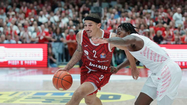 Pictured, from left: Max Jones of the Würzburg Baskets, No. 2 with the ball, against John Michael Wright of the Telekom Baskets Bonn, No. 1, February 10, 2026, Fitness First Würzburg Baskets vs. Telekom Baskets Bonn, easyCredit BBL, Matchday 4, Germany, 97072, tectake Arena Würzburg, Copyright: HMBxMedia xJulienxBecker