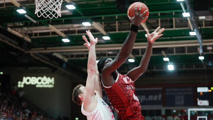 Pictured from left: Patrick Heckmann of Telekom Baskets Bonn, 33, against Charles Thompson of Wuerzburg Baskets, 32, on a layup, October 2, 2026, Fitness First Würzburg Baskets vs. Telekom Baskets Bonn, easyCredit BBL, Matchday 4, Germany, 97072, tectake Arena Würzburg, Copyright: HMBxMedia xJulienxBecker