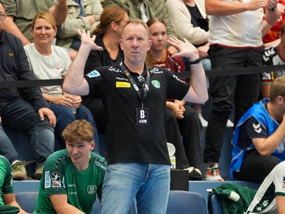 Frank Carstens, head coach of SC DHfK Leipzig, reacts to a play during the GER match between TuSEM Essen and SC DHfK Leipzig, 2nd Handball Bundesliga, Matchday 6, 2026–27 season, Sporthalle am Hallo, Essen, October 2, 2026 TuSEM Essen vs. SC DHfK Leipzig, 2nd Handball Bundesliga, Matchday 6, 2026–27 season, October 2, 2026 Essen Copyright: xEibner-Pressefoto ScottxColemanx EP_SCN