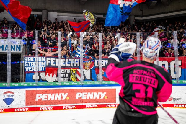 October 2, 2026, 2026–2027 Ice Hockey Season, Penny DEL, Nuremberg Ice Tigers, Icetigers, Schwenninger Wild Wings, Schwenningen, ThHa xthxhax, Niklas Treutle 31, Nuremberg Ice Tigers (NIT) celebrates with the fans