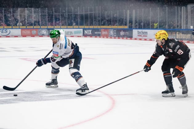 Frederik Tiffels, Eisbären Berlin, 95; Robin Van Calster, Löwen Frankfurt, 19 GER; Löwen Frankfurt vs. Eisbären Berlin, Ice Hockey, PENNY DEL, Matchday 5, 2026–2027 Season, October 2, 2026 GER, Loewen Frankfurt vs. Eisbaeren Berlin, Ice Hockey, PENNY DEL, Matchday 5, 2026–2027 Season, October 2, 2026 Frankfurt am Main Copyright: xEibner-Pressefoto AttilaxZigax EP_AZA