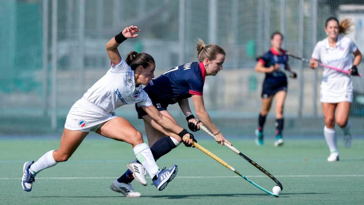 From left: Lucina von der Heyde (MHC), 2, Philine Drumm (BHC), 27, tackle, game scene, duel, tackle, tackling, dynamism, action, 03 10 2026, Mannheim, Germany, hockey, 1st Bundesliga, women’s, Mannheimer HC vs. Berliner HC xozx