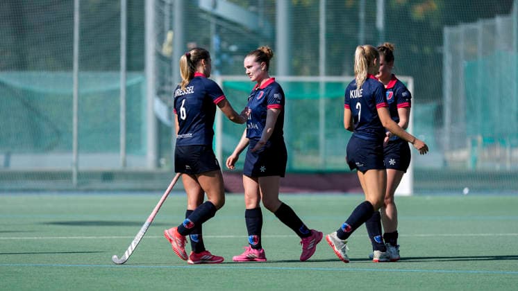 Players from Berliner HC, disappointed by the loss, disappointment after the final whistle, highlight, losers, lost, frustration, disappointed, pessimistic, October 3, 2026, Mannheim, Germany, hockey, 1st Bundesliga, women, Mannheimer HC, Berliner HC xozx
