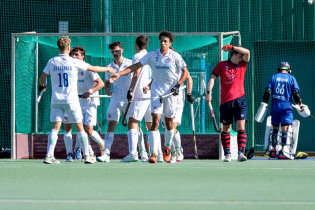 From left: Mario Schachner (MHC), 18, and Marius Leser (MHC), 24, high-five each other; players from Mannheimer HC (MHC) celebrate the 1-0 goal, Jubilation, goal celebration, goal scored, celebrating the goal, goal, celebration, cheering the goal, joy, happiness, happy, optimistic, positive, game scene, highlight, action, 03 10 2026, Mannheim, Germany, hockey, 1st Bundesliga, men’s, Mannheim HC, Berlin HC xozx