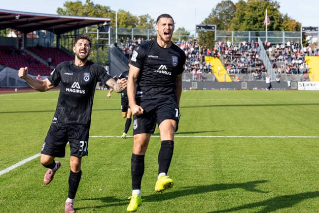 KSV Hessen Kassel vs. SSV Ulm 1846 Soccer, Regionalliga Southwest, Matchday 10, Auestadion Kassel, October 3, 2026—Goal celebration, cheers, and joy after Dennis Chessa of SSV Ulm 1846 scores the 1-2 goal, soccer, 11 (from left) Moritz Heinrich, SSV Ulm 1846 soccer, 37, Dennis Chessa, SSV Ulm 1846 soccer, 11; KSV Hessen Kassel vs. SSV Ulm 1846 soccer, Regionalliga Southwest, Matchday 10, Auestadion Kassel, October 3, 2026; Photo by Lucca Fundel; Kassel Auestadion, Hesse, Germany